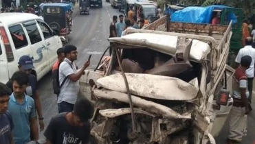 নওগাঁয় যাত্রীবাহী বাস ও মাইক্রোবাসের সংঘর্ষে চালক নিহত, আহত ৫